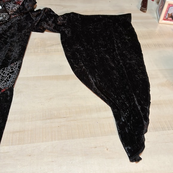 Pull over hooded robe w/extreme bell sleeves and sparkly red spiders/web design - Picture 4 of 10